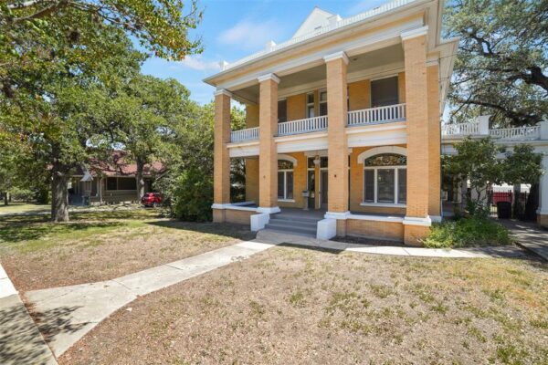 504 S Main St, Lockhart