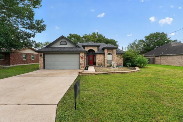 102 Hummingbird Ln, Lockhart