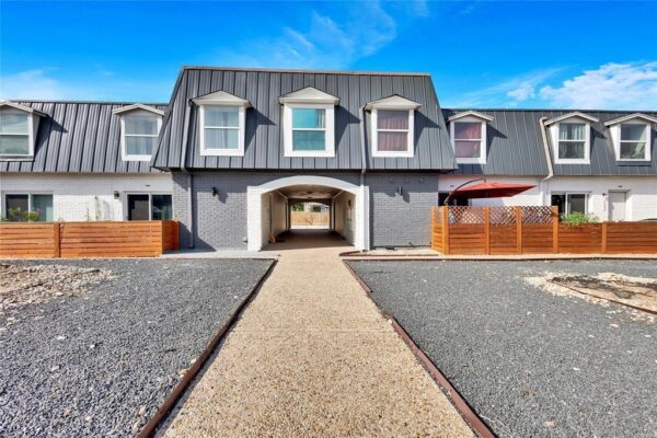 300 E Croslin St #114, Austin