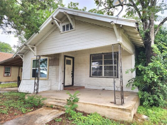 123 E Davis St, Luling