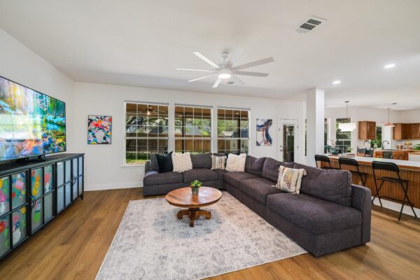 806 Mountain View Dr, Pflugerville