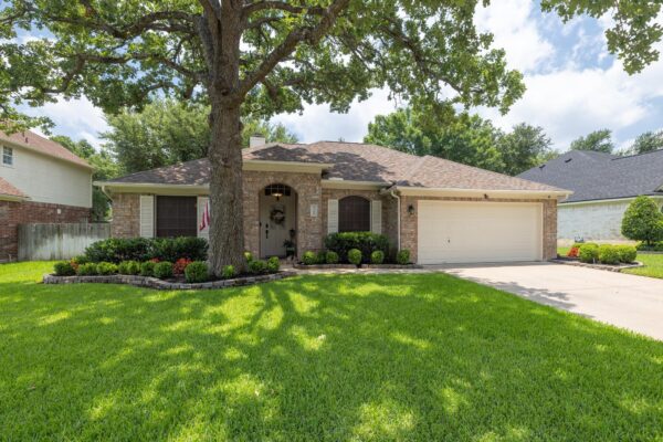 2015 Plantation Dr, Round Rock