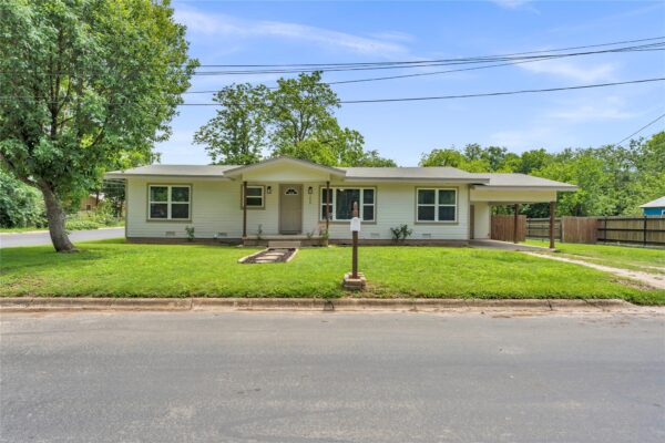 209 E Live Oak St, Burnet
