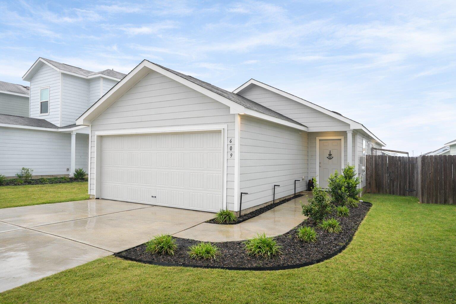 609 Marty Allen Loop, Jarrell, TX 76537