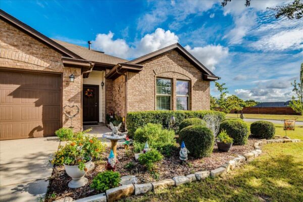 172 Mistflower Ln, Kyle