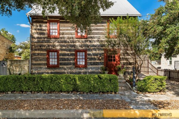 104 Austin St #B, Fredericksburg