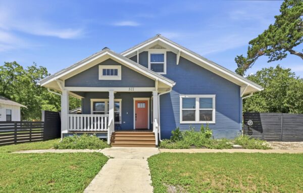 811/ 813 S Commerce St, Lockhart