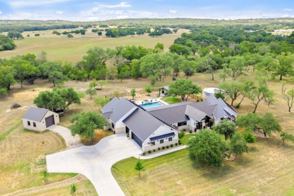 338 Morning Dew Dr, Round Mountain