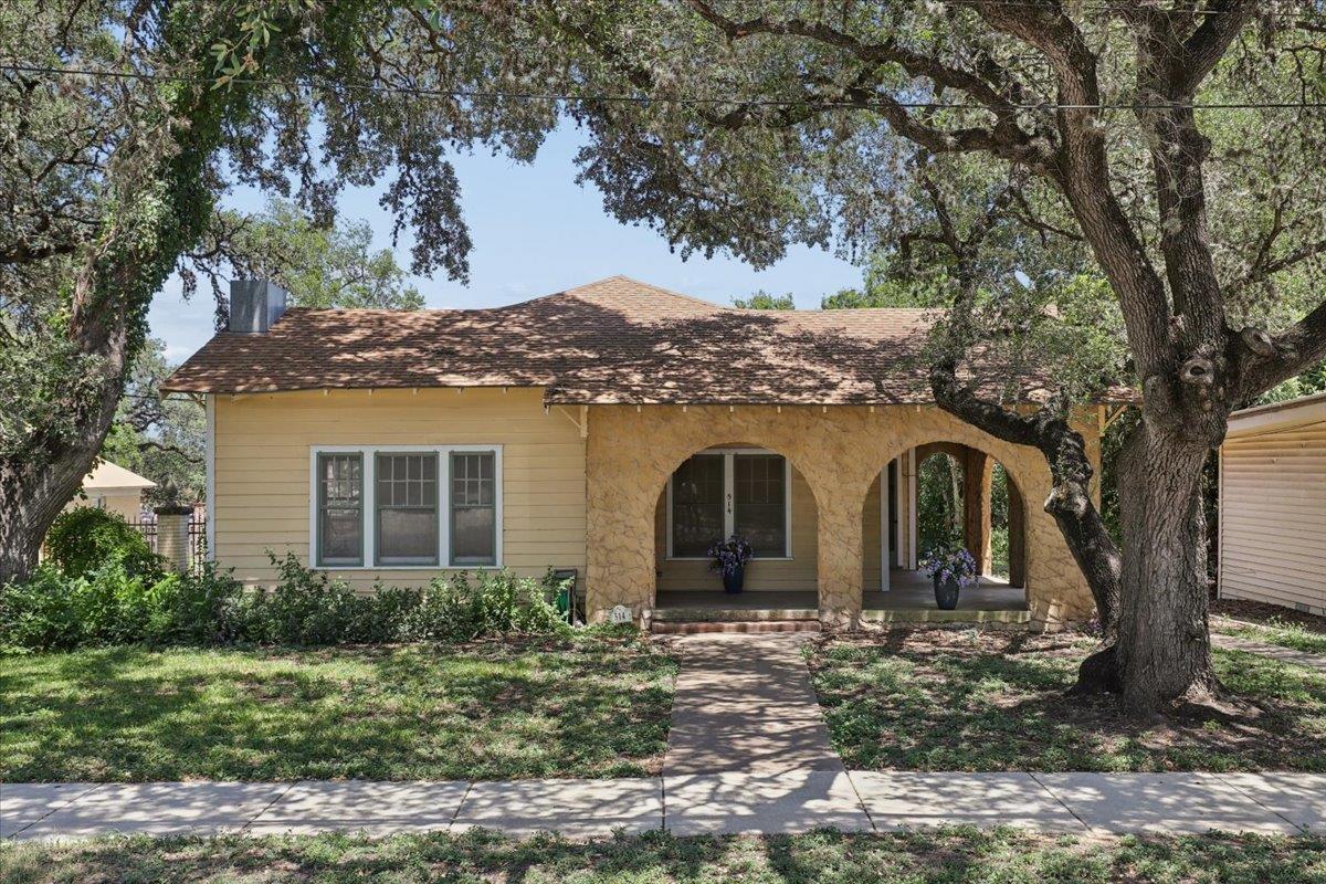 514 S Main St, Lockhart, TX 78644
