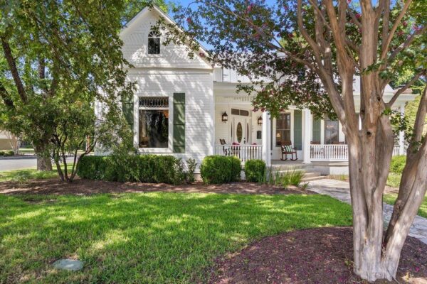 308 E Travis St, Fredericksburg