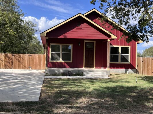 410 W Trinity St, Luling