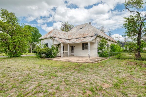 701 NE 1st St, Smithville