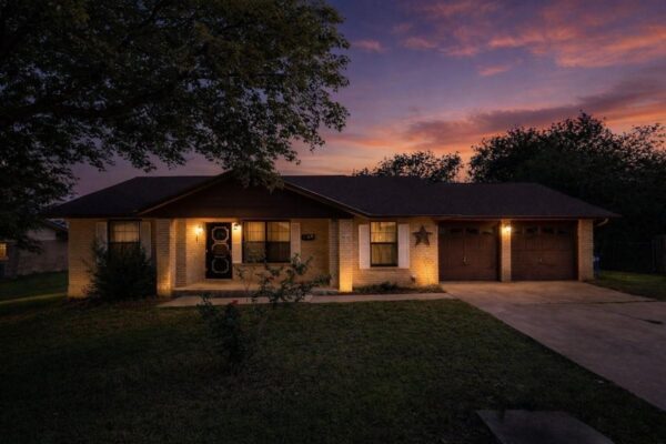 310 McClendon Dr, Elgin