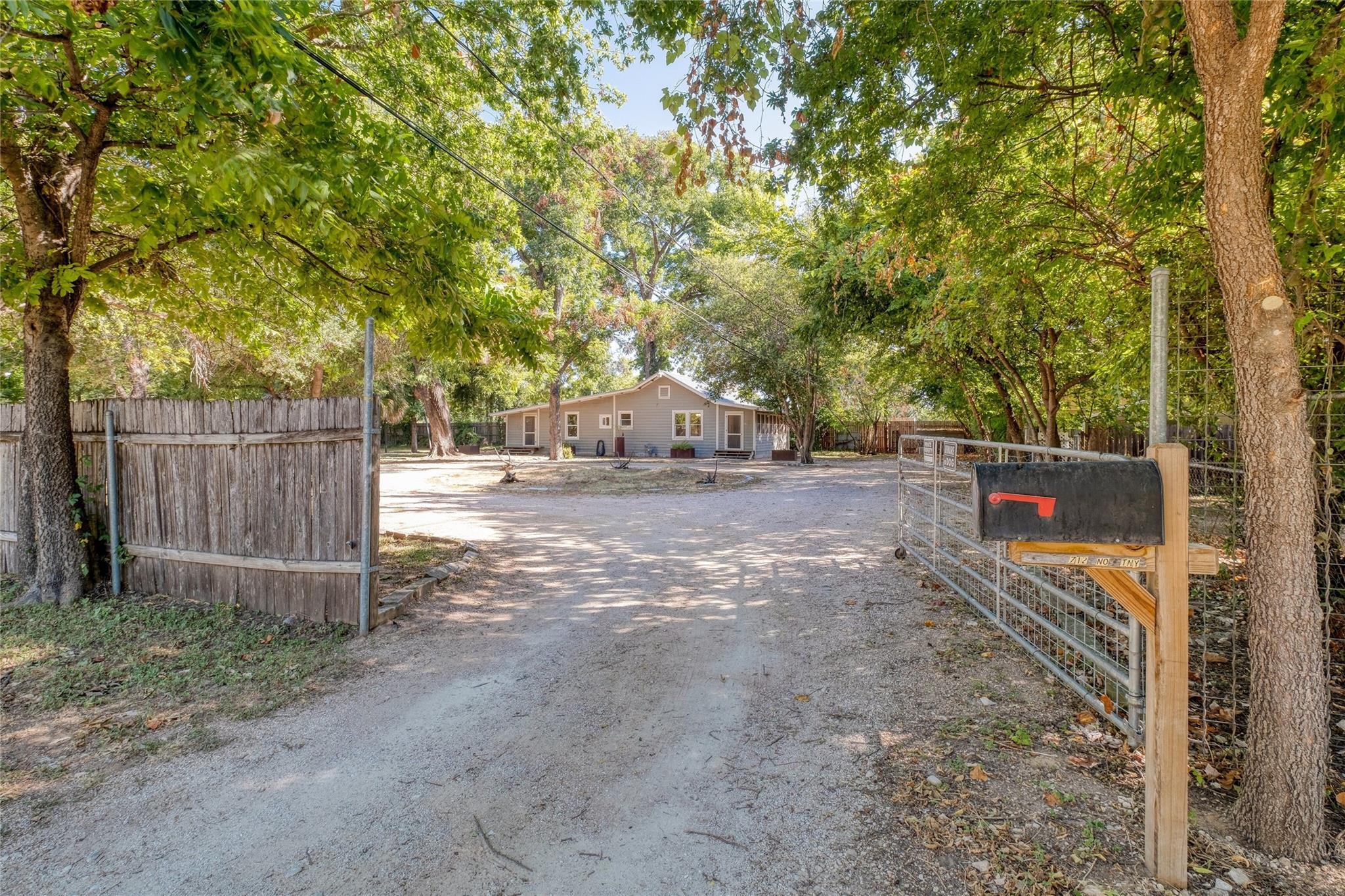 708 & 712 Nowotny Ln, Austin, TX 78702
