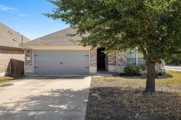644 Peregrine Way, Leander