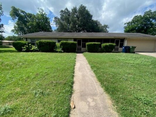 605 E Kerr St E, Burnet