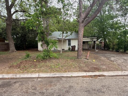 918 S Brazos St, Lockhart