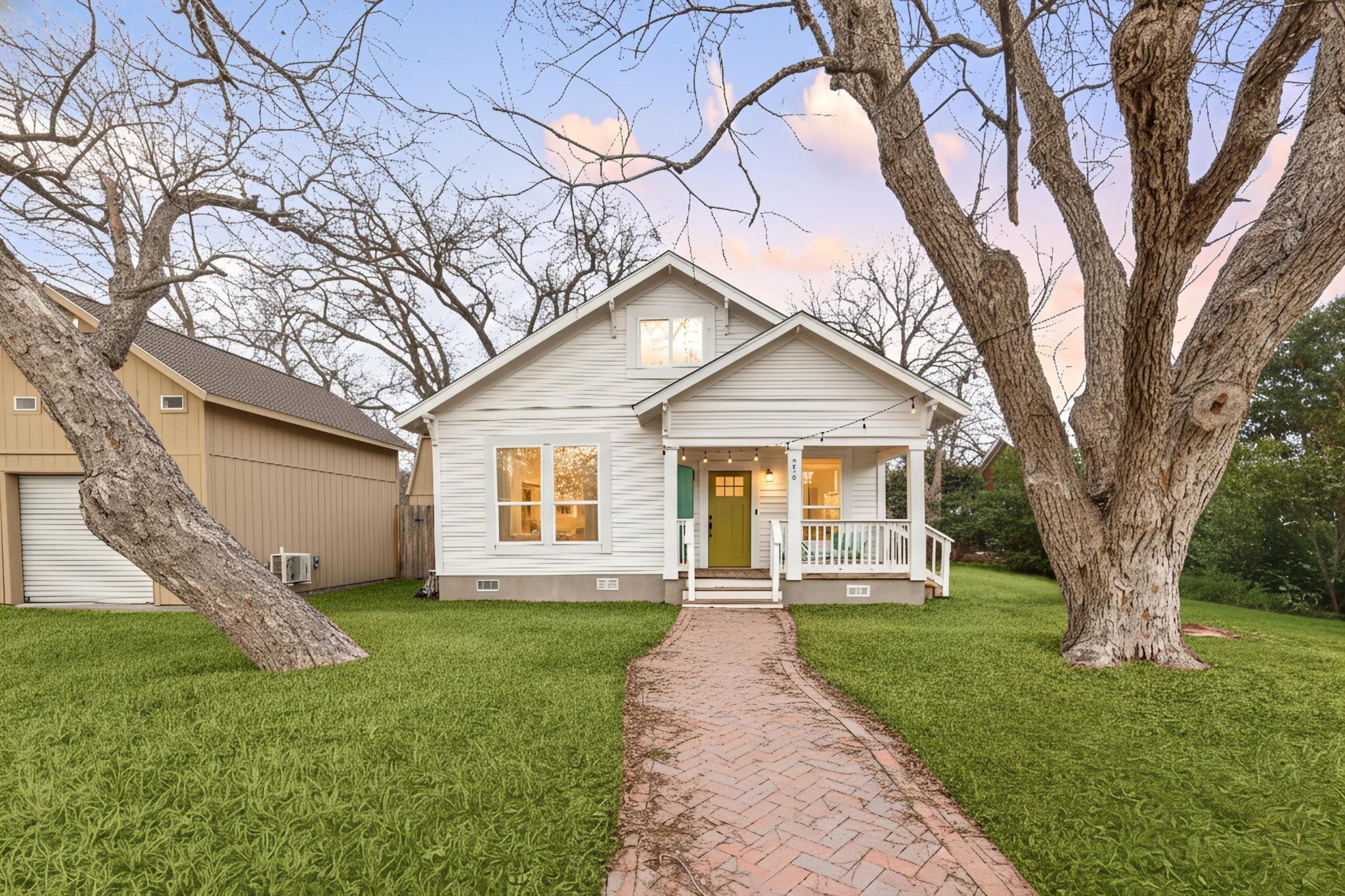 218 S Rio Grande St, Lockhart, TX 78644
