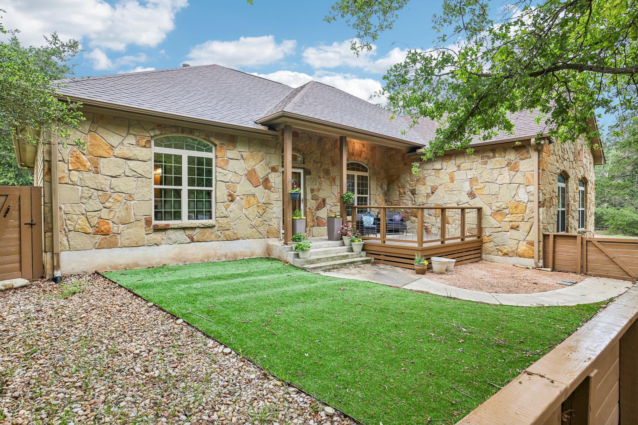 267 Corral Rd, Smithville, TX 78957