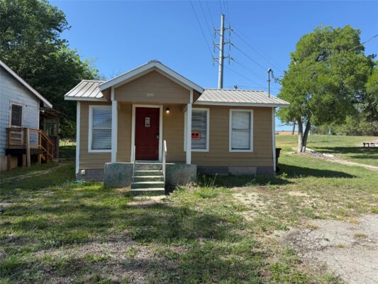 909 E Market St, Lockhart