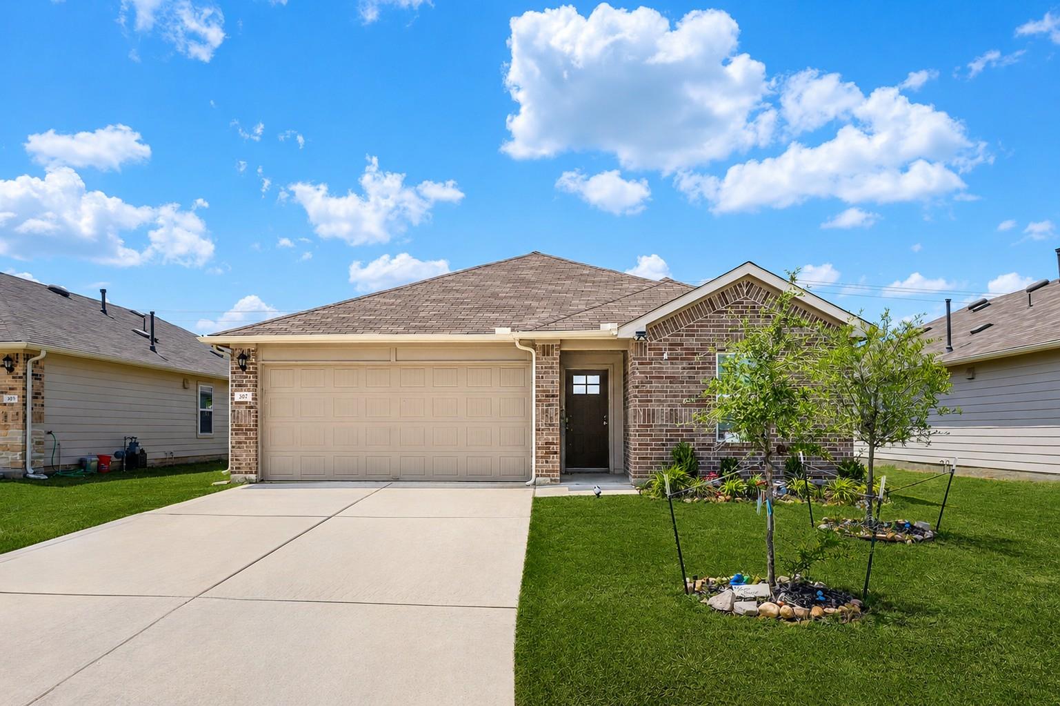 307 Abbey Ln, Lockhart, TX 78644