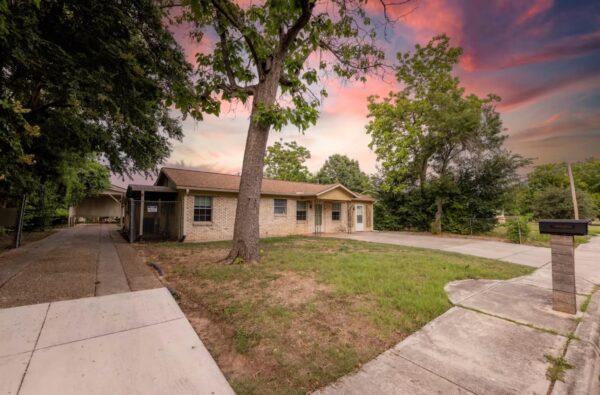 1303 Haynes St, San Marcos