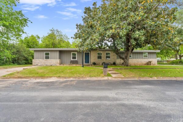 407 E Kerr St, Burnet
