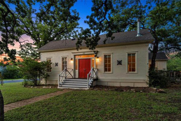 409 N Main St, Burnet
