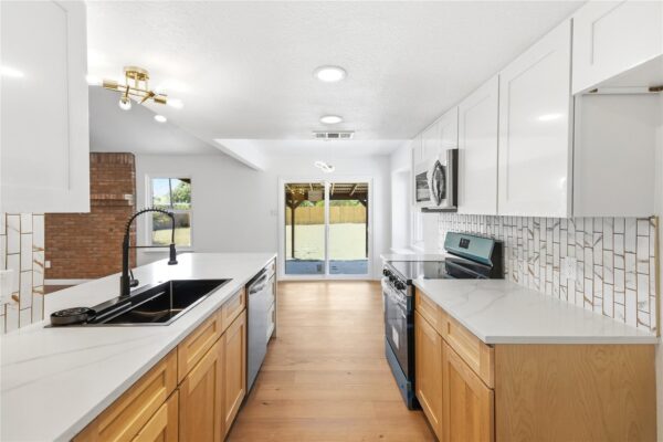 1903 S West Dr, Leander