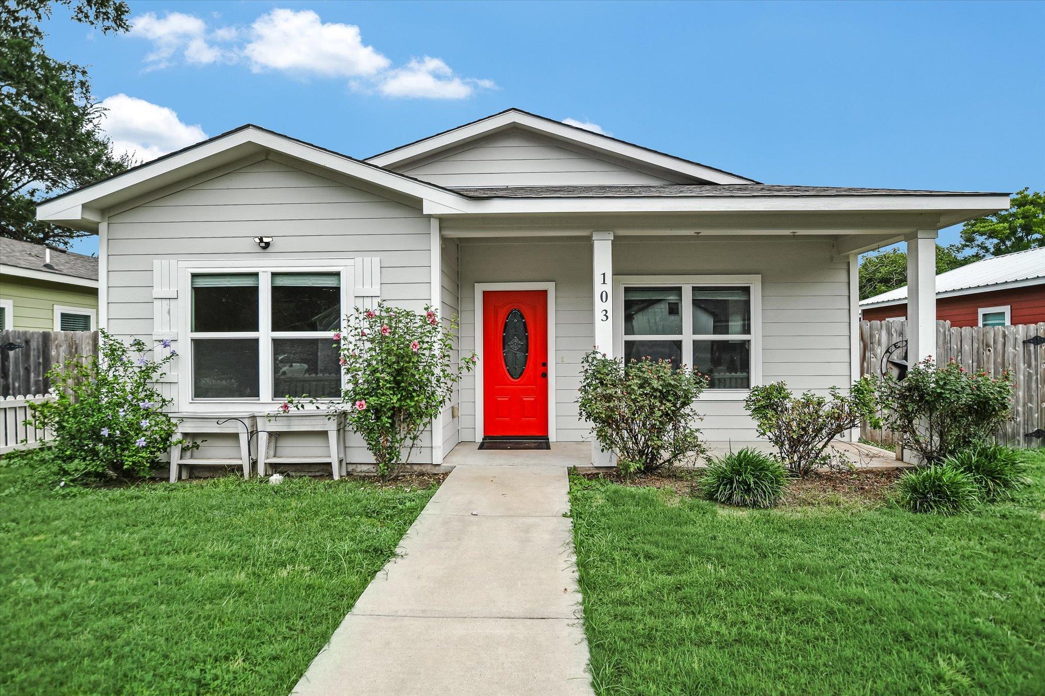 103 East St, Smithville, TX 78957