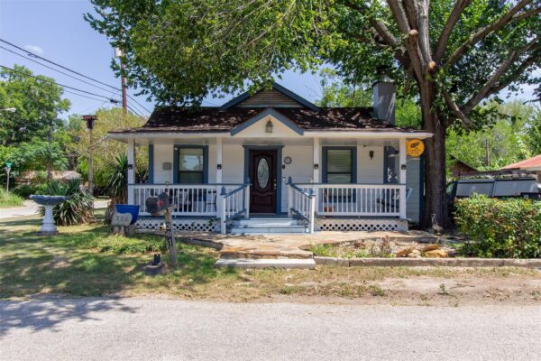 301 Holly Ave, Luling