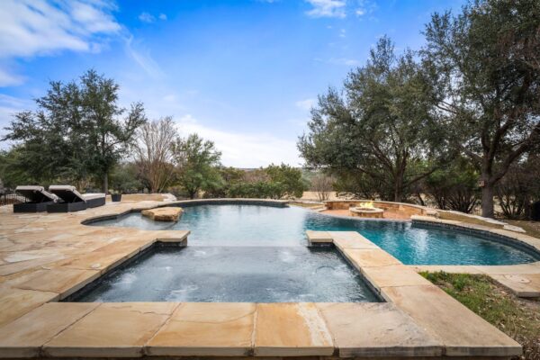 2024 University Club Dr, Austin
