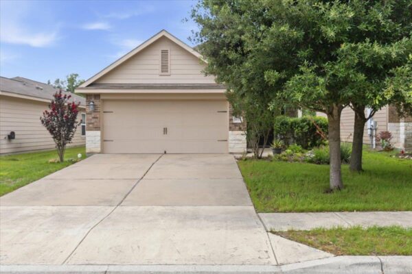 1672 Treeta Trl, Kyle