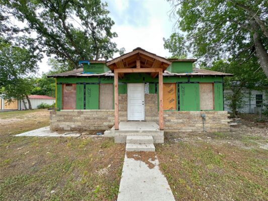 818 Plum St, Lockhart