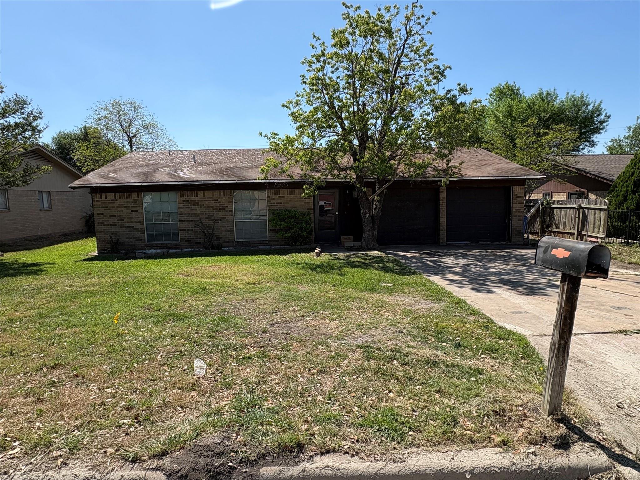 709 Drake Ln, Taylor, TX 76574