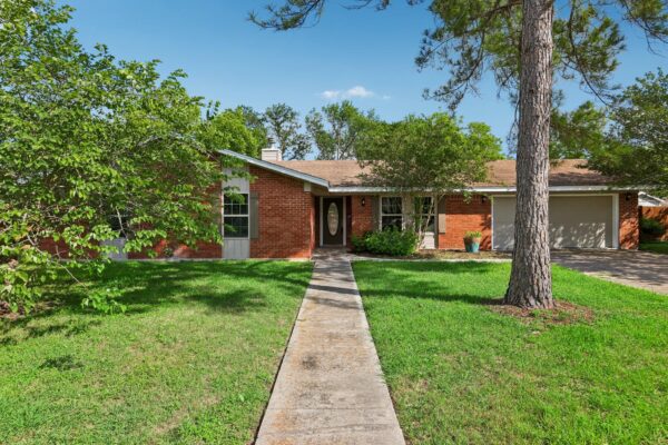 810 Vogel Dr, Lockhart
