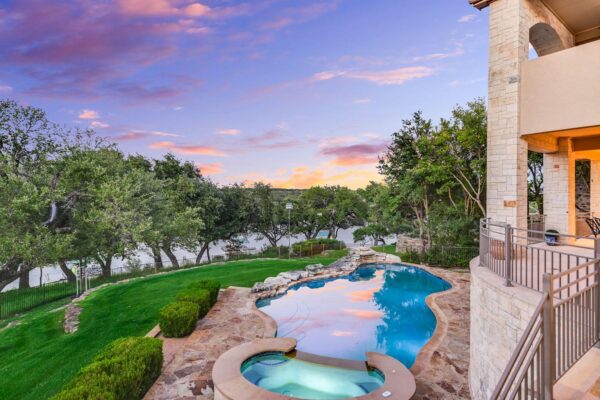 3004 Travis Lakeside Dr, Spicewood