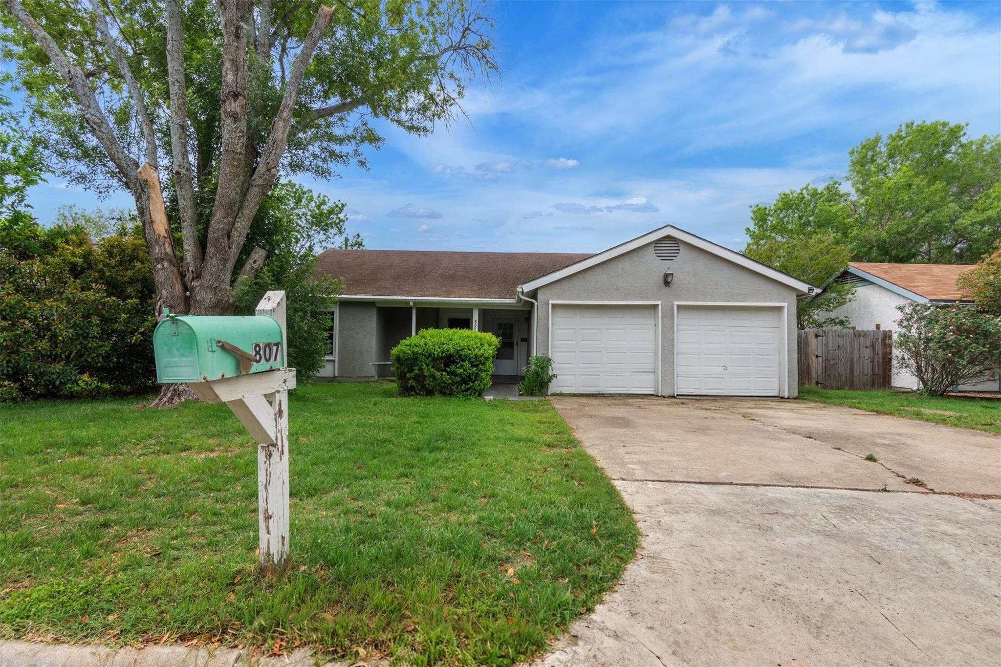 807 Travis St, Lockhart, TX 78644