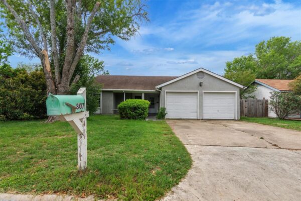 807 Travis St, Lockhart