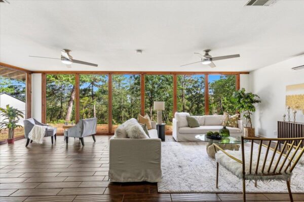 28 Lost Pines Ave, Bastrop
