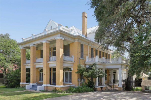 504 S Main St, Lockhart