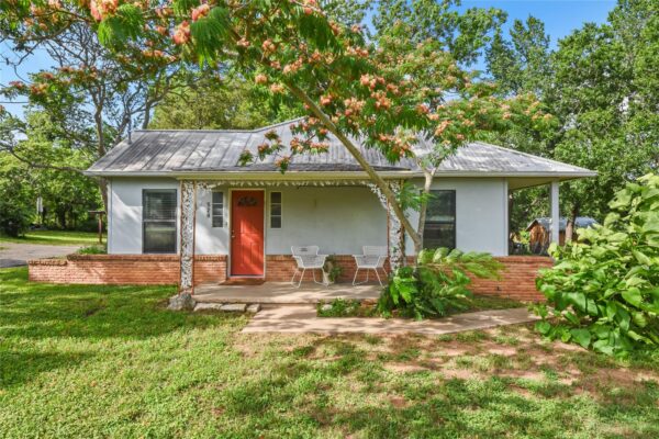 528 Old Mcdade Rd, Elgin