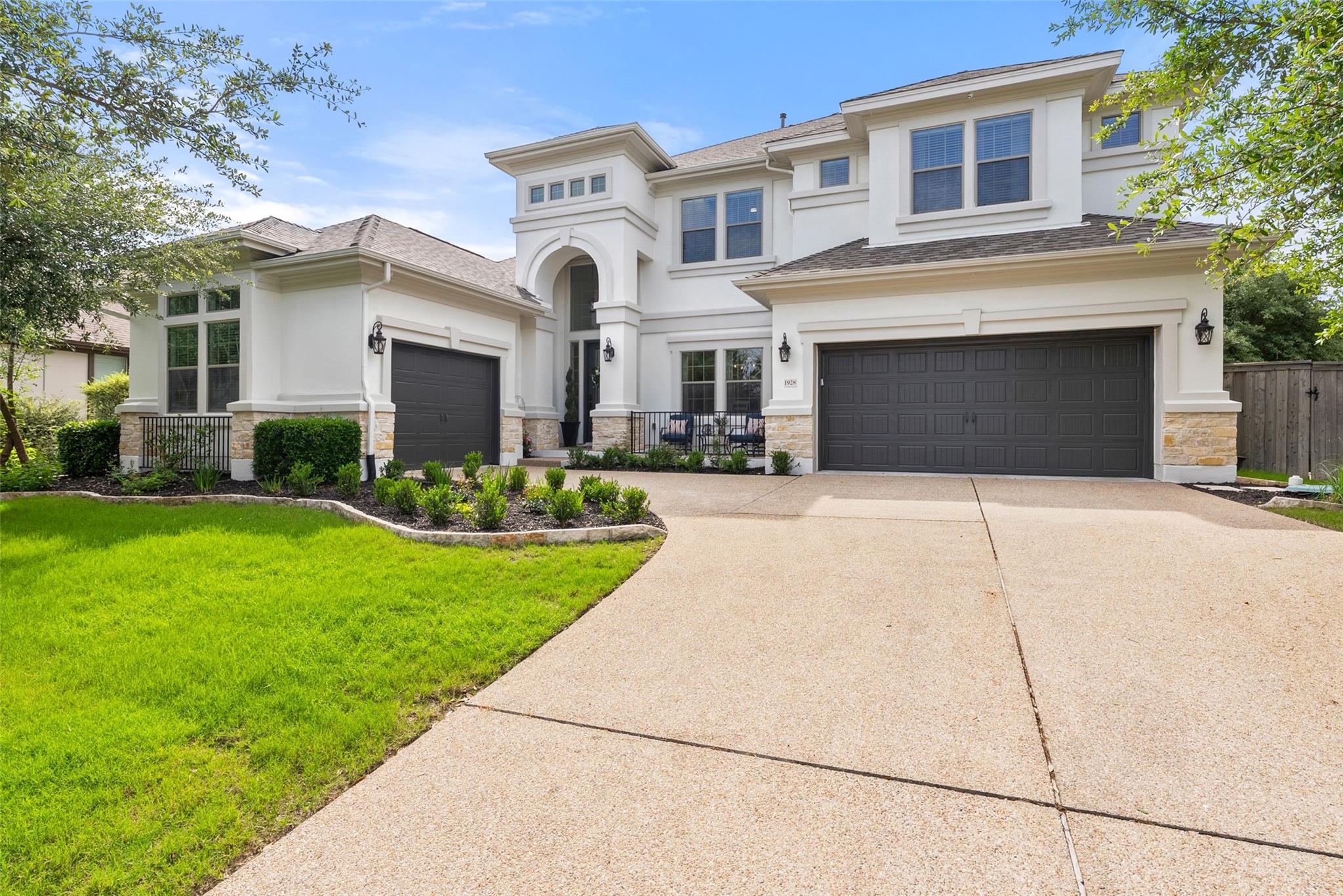 1928 Long Bow Dr, Leander
