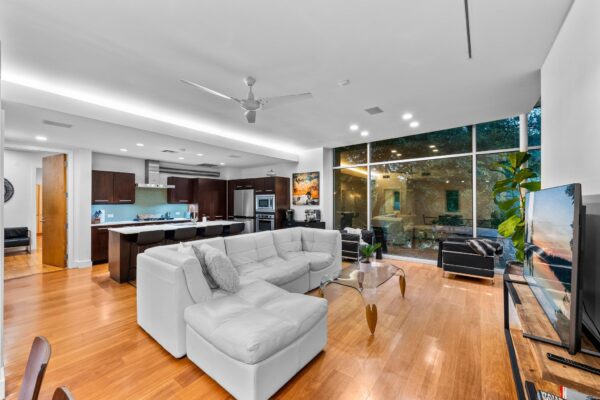 7689 Delwau Ln, Austin