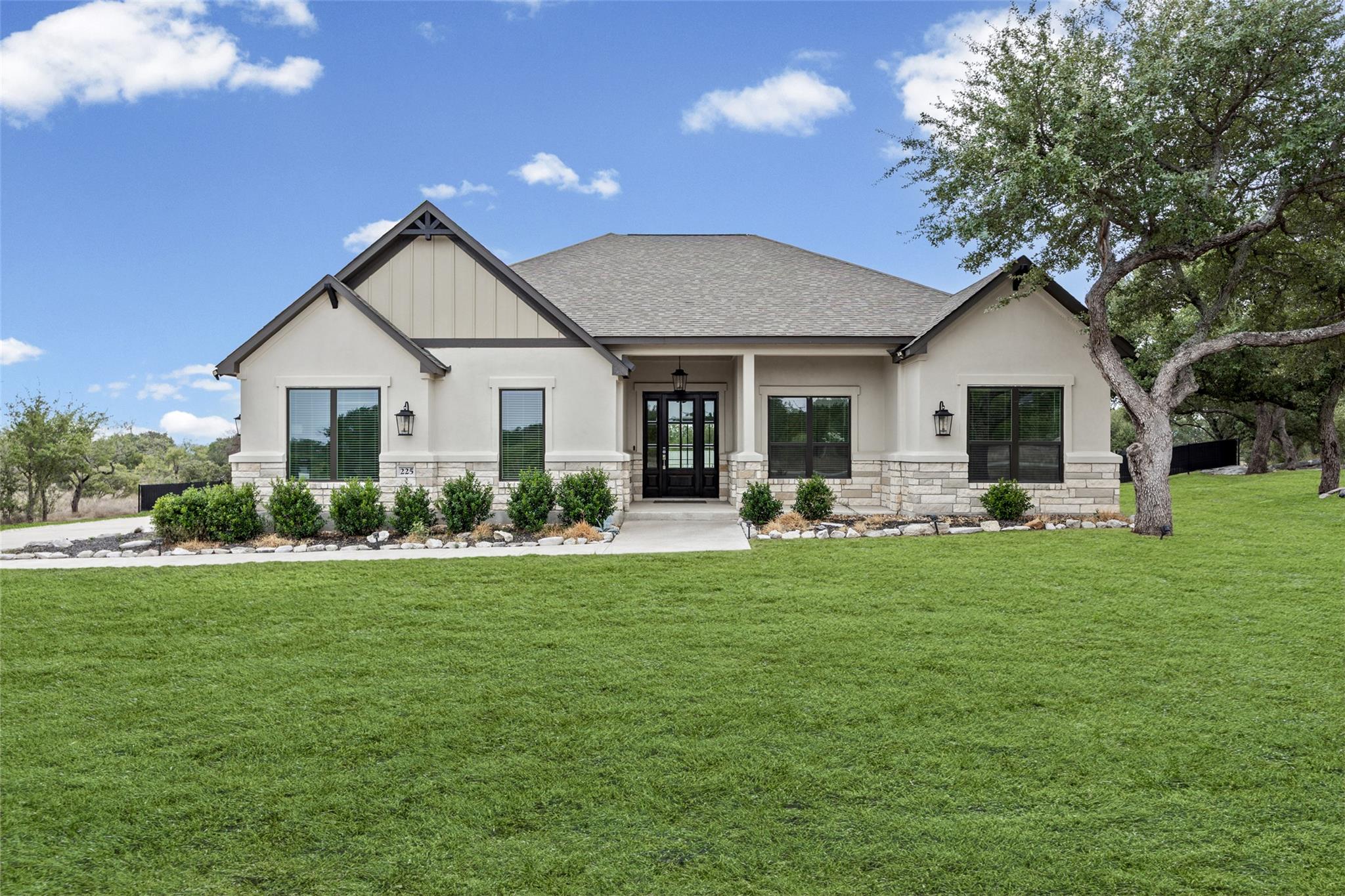 225 Spicewood Trails Dr, Spicewood, TX 78669