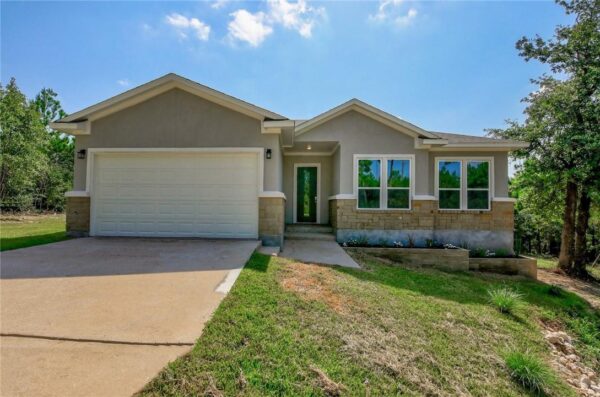 137 Lakeside Dr, Bastrop