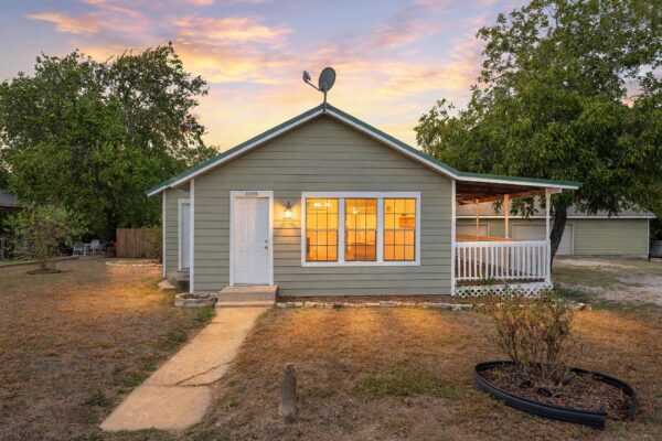 808 N Water St, Burnet