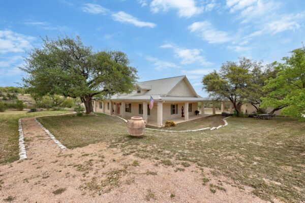301 Hall Ln, Spicewood