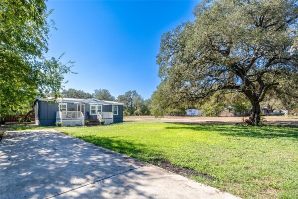 106 E Olive St, Lockhart