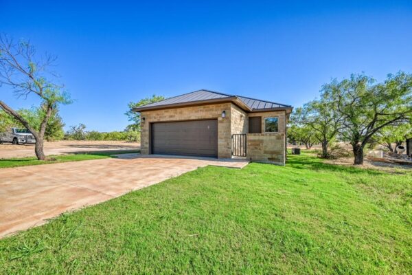 302 Parallel Cir, Horseshoe Bay